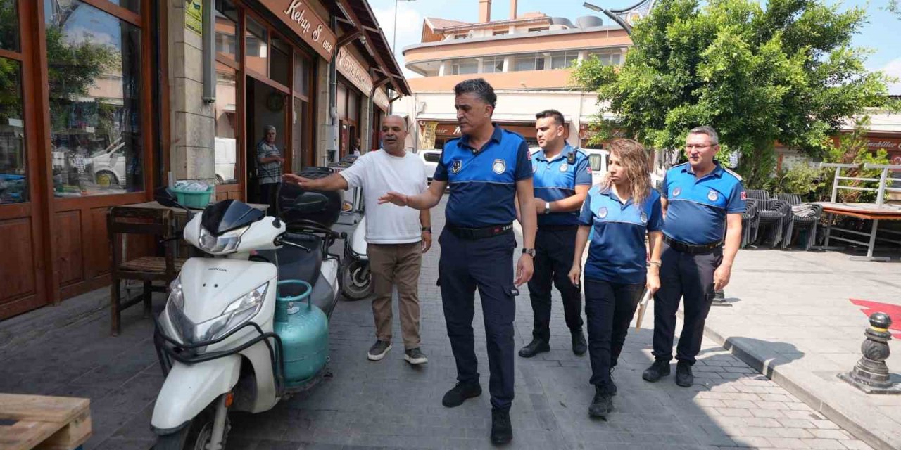 Tarsus’ta Zabıtadan Esnafa Ortak Kullanım Alanı Bilgilendirmesi