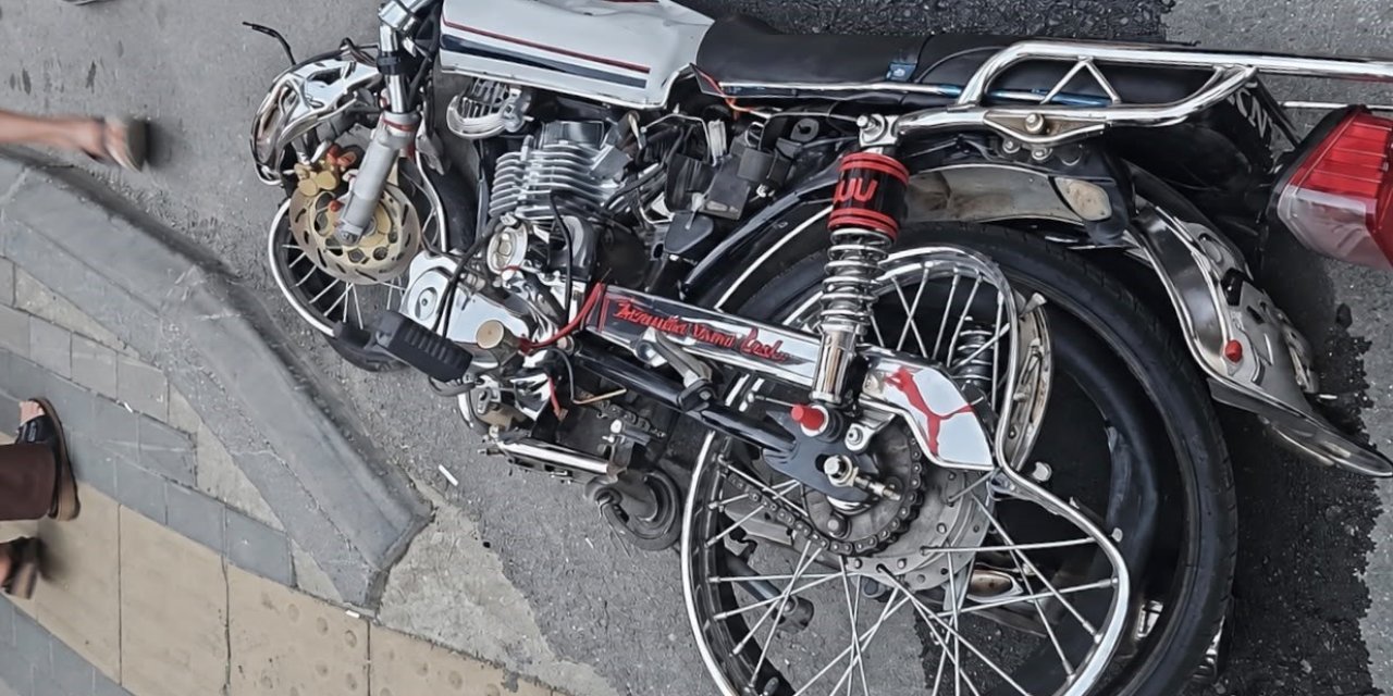 Mersin’de Otomobille Çarpışan Motosiklet Sürücüsü Ağır Yaralandı