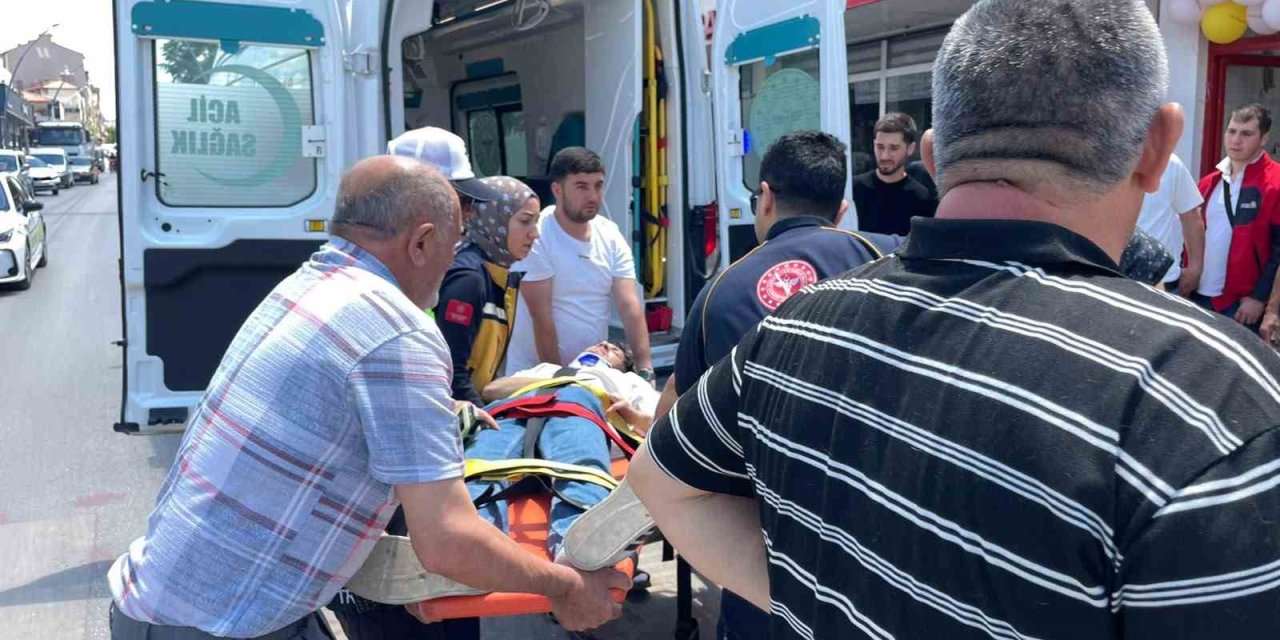 Otomobille Çarpışan Motosikletin Sürücüsü Yaralandı