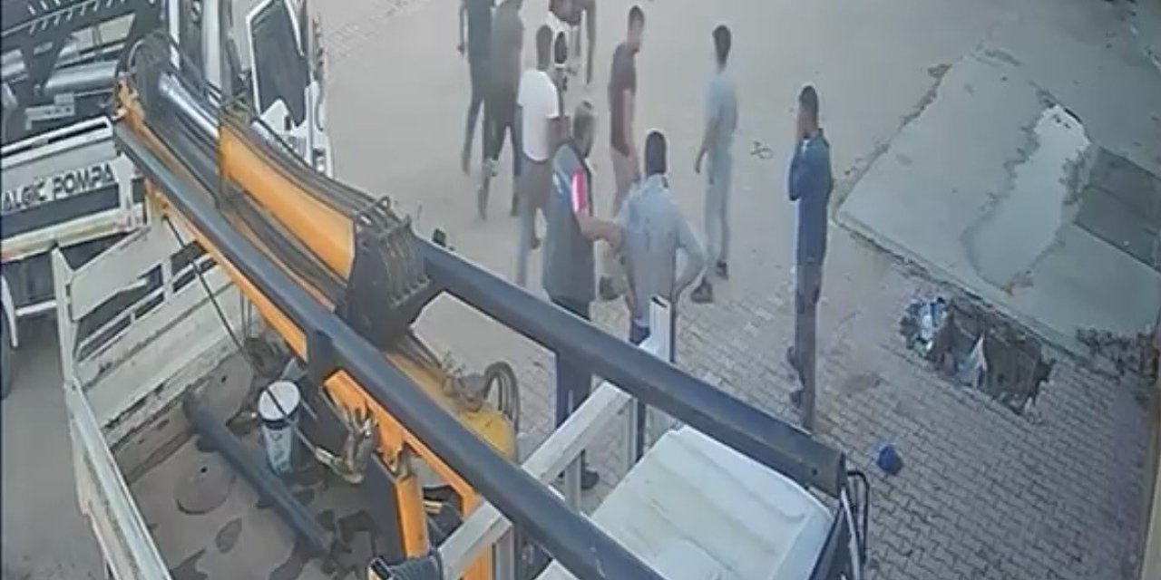 Yumruk, Tokat Ve Tekmelerin Havada Uçuştuğu Kavga Kamerada