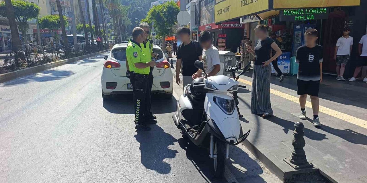 Motosiklet Otomobile Çarptı: 2 Yaralı