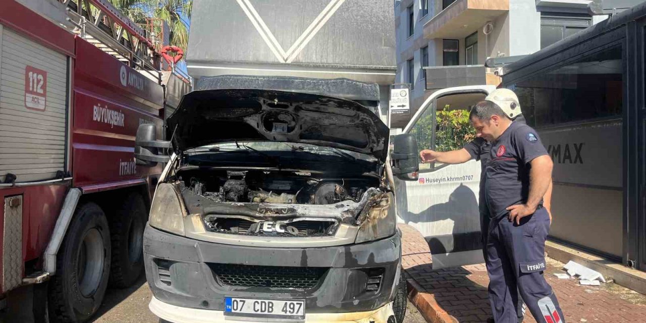 Park Halindeki Nakliye Kamyonunda Motor Yangını