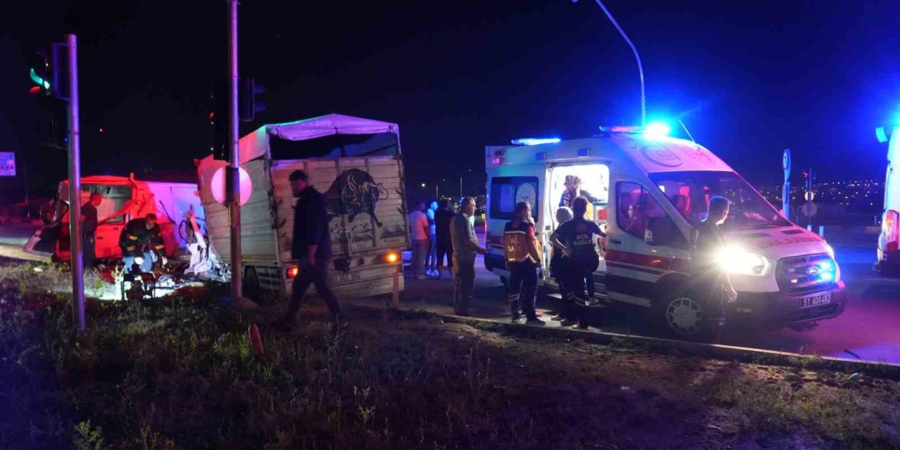 Niğde’de 3 Aracın Çarpıştığı Kazada 1’i Ağır 10 Kişi Yaralandı