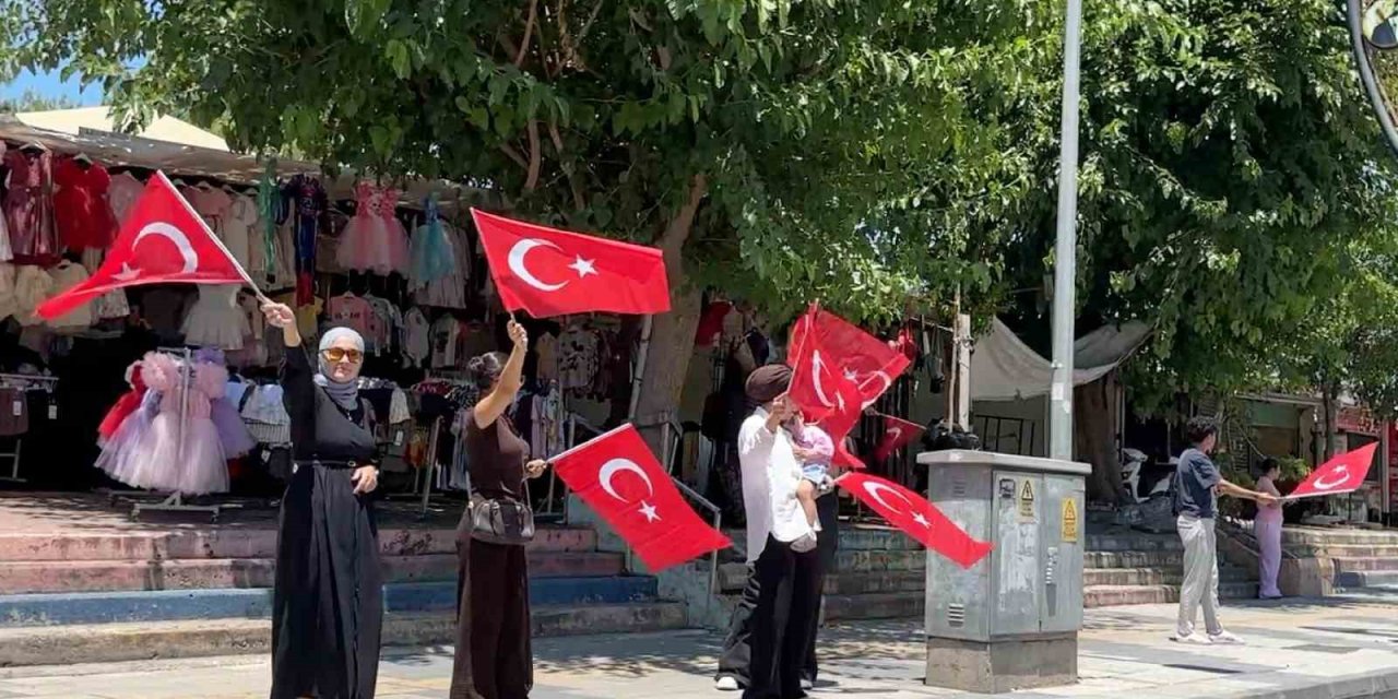 Tarsus’ta Milli Heyecan Caddelere Taştı