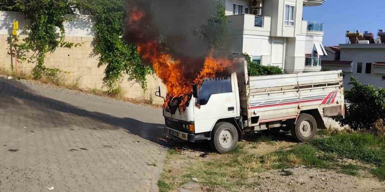 Alanya’da Park Halindeki Kamyonette Çıkan Yangın Söndürüldü