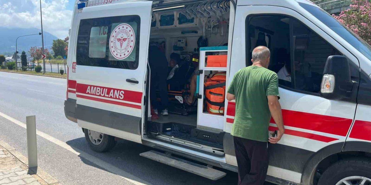 Alanya’da Motosiklet Kazasında Sürücü Ve Yolcu Yaralandı