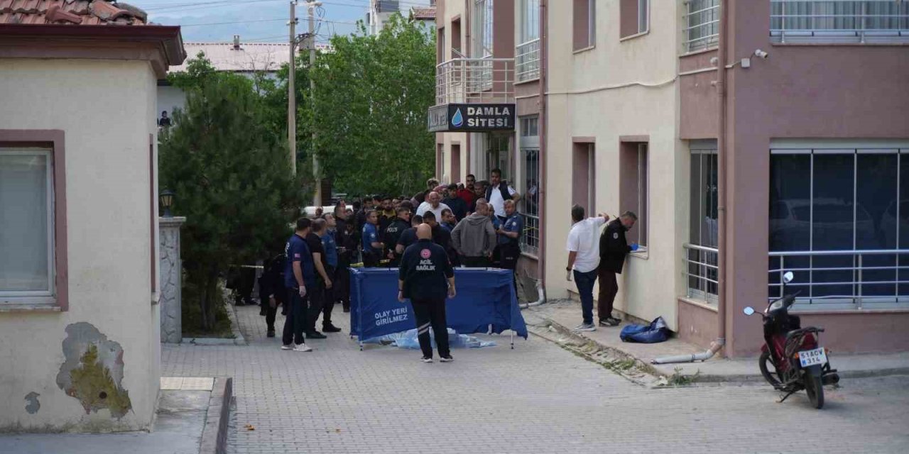 Niğde’de 10. Kattan Düşen Genç Hayatını Kaybetti