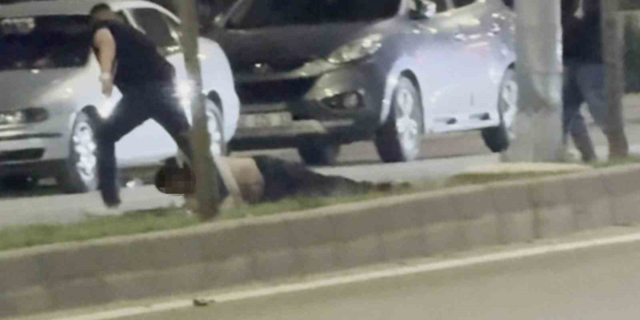 Bir Tokatla Yere Serdiği Şahsı Sürükleyerek Götürdü, O Anlar Kamerada