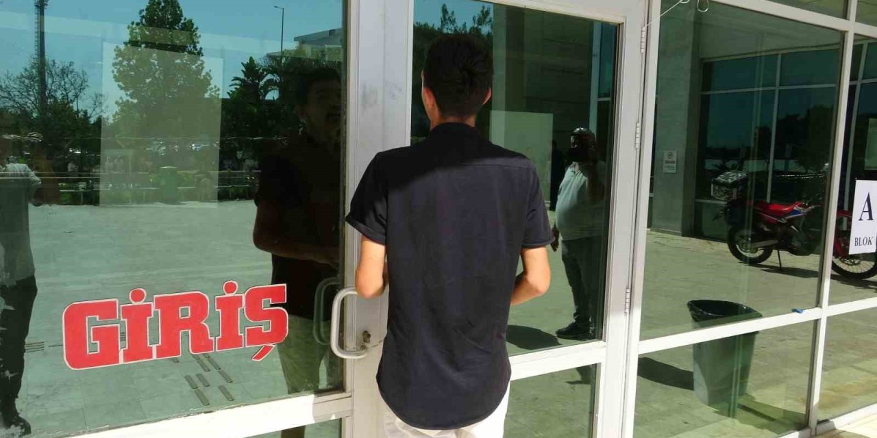 Sınavı Saniyelerle Kaçırdı, Denemedik Kapı Bırakmadı