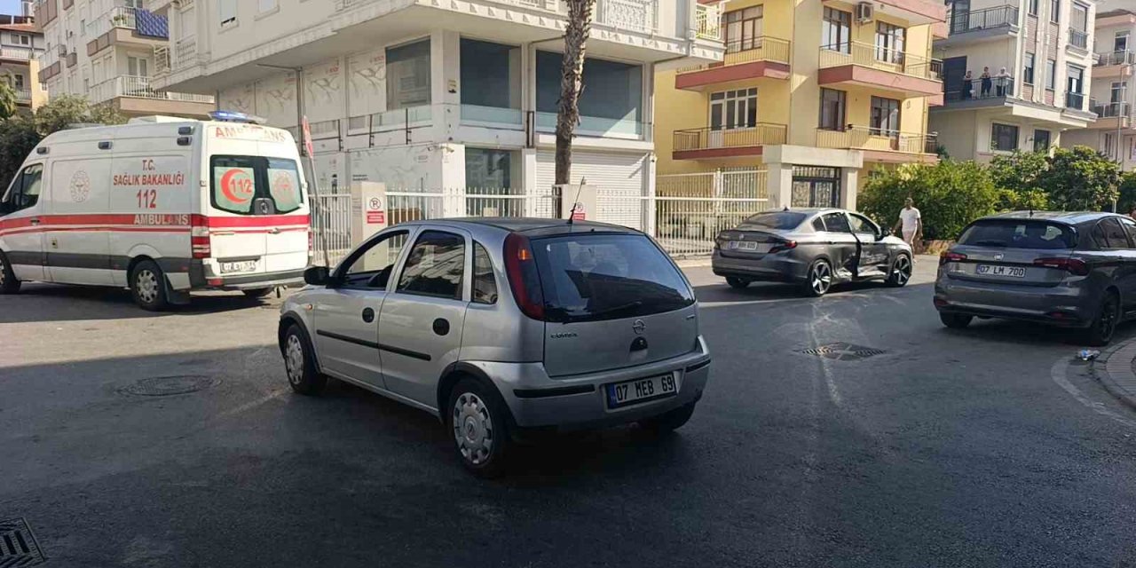 Otomobiller Çarpıştı, Kaza Anı Kameraya Yansıdı