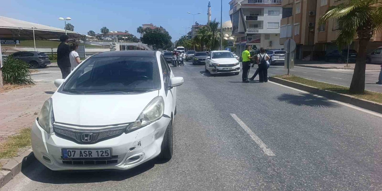 Antalya’da İki Otomobil Çarpıştı: 2 Yaralı