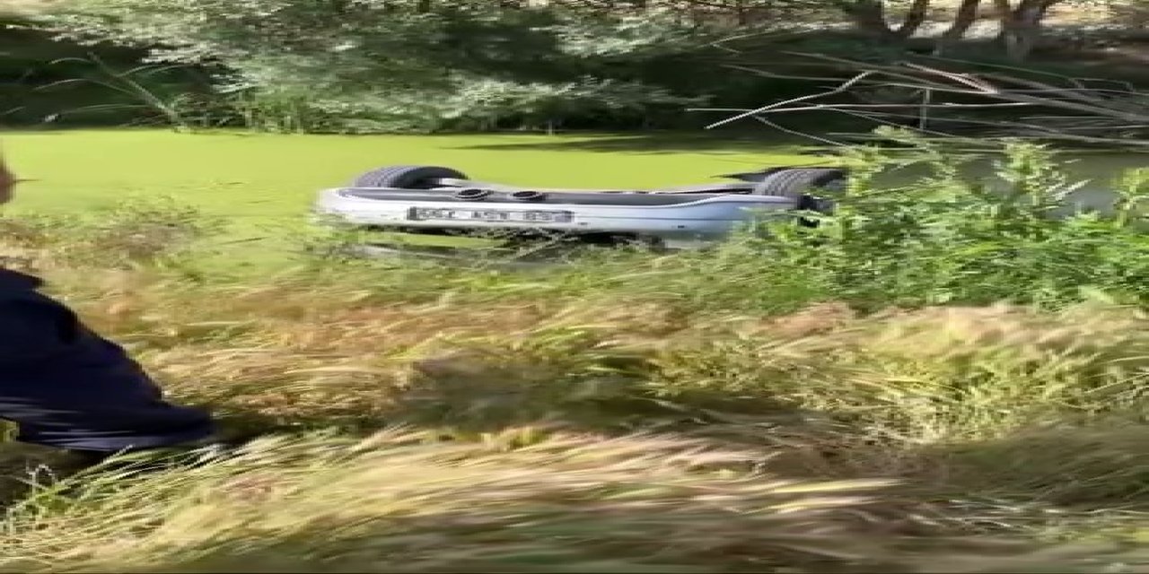 Su Dolu Drenaj Kuyusuna Gömülü Otomobilden 2 Ceset Çıktı