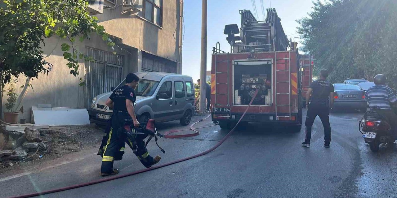 Antalya’da 3 Katlı Binanın Zemin Katında Çıkan Yangın Korkuttu