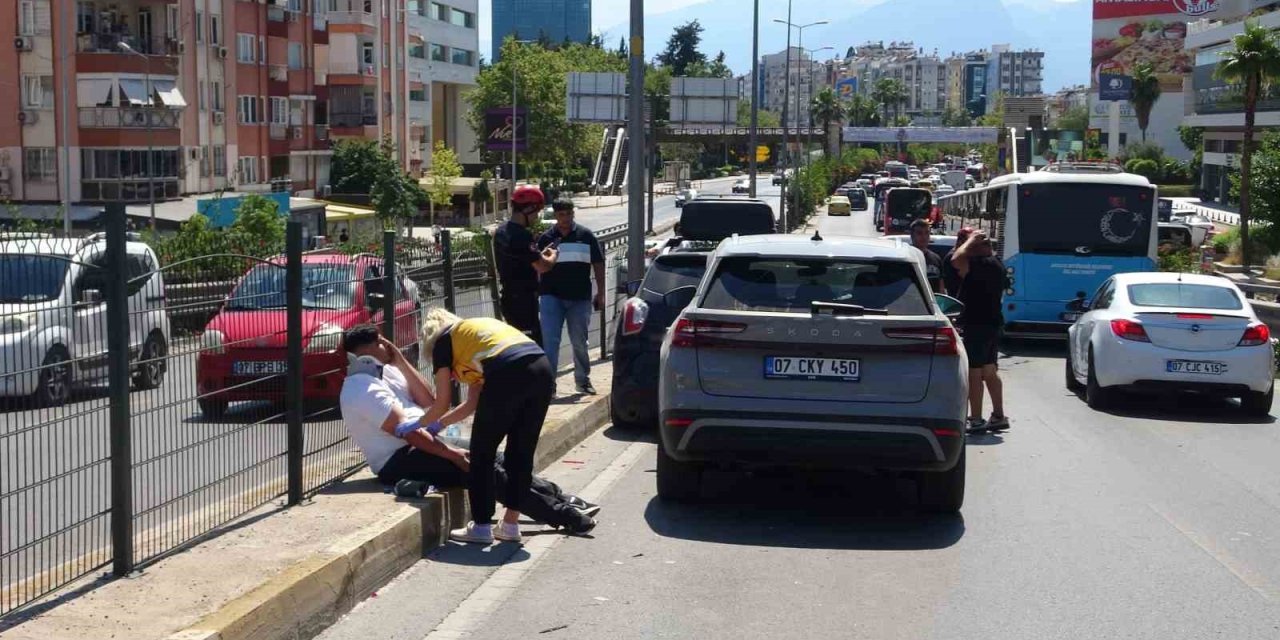Üst Geçitte 4 Araç Birbirine Girdi: 1 Yaralı