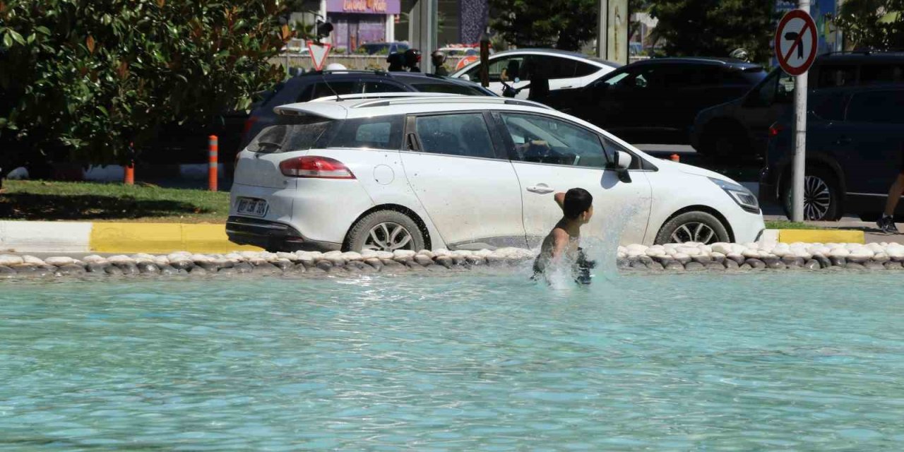 Antalya’da Çocuklar Süs Havuzuna Girerek Serinledi