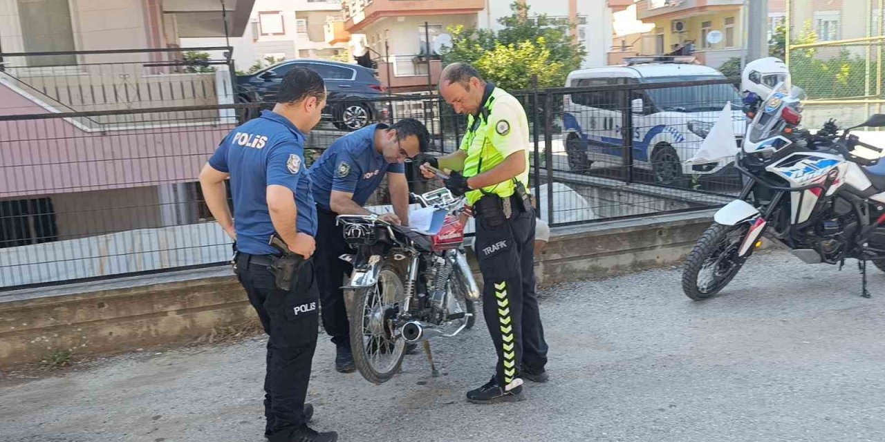 Polisi Karşısında Görünce Motosikleti Bırakıp Kaçtı
