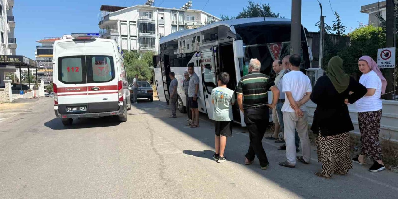 Direksiyon Başında Rahatsızlanan Servis Şoförünün Kullandığı Midibüs Direğe Çarptı