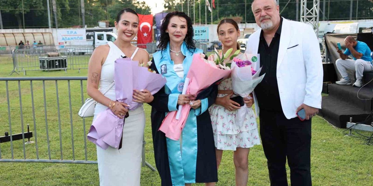 Kızının Kanseri Yendiği Gün Üniversiteden Dereceyle Mezun Oldu