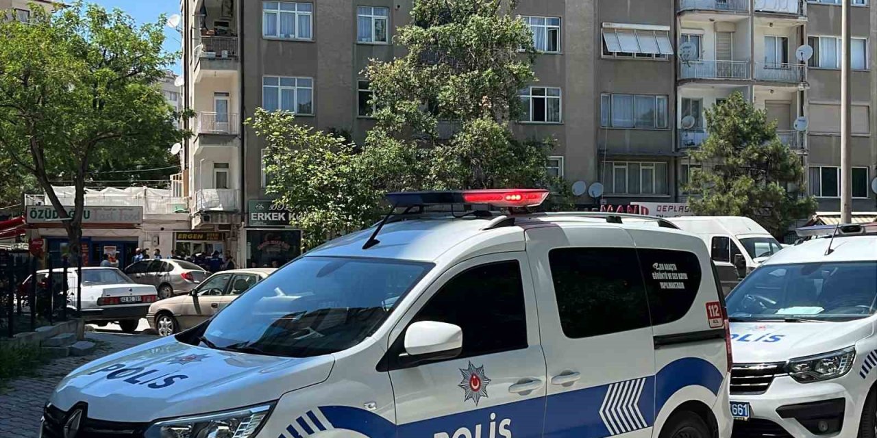 Tartıştığı Apartman Yöneticisini Bıçakladı