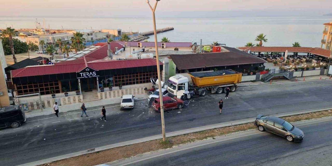 Kontrolden Çıkan Kamyon, Park Halindeki Araçları Biçti