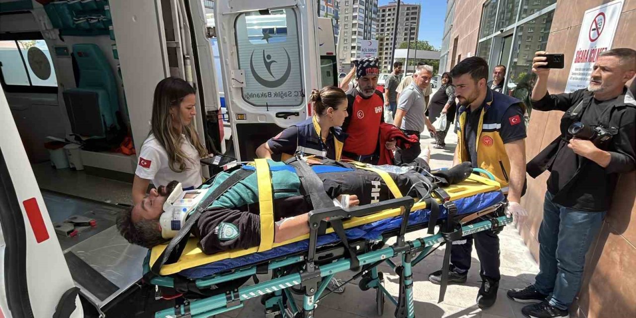 Aladağlar’da Mahsur Kalan Dağcı Ve Eşi Helikopterle Kurtarıldı