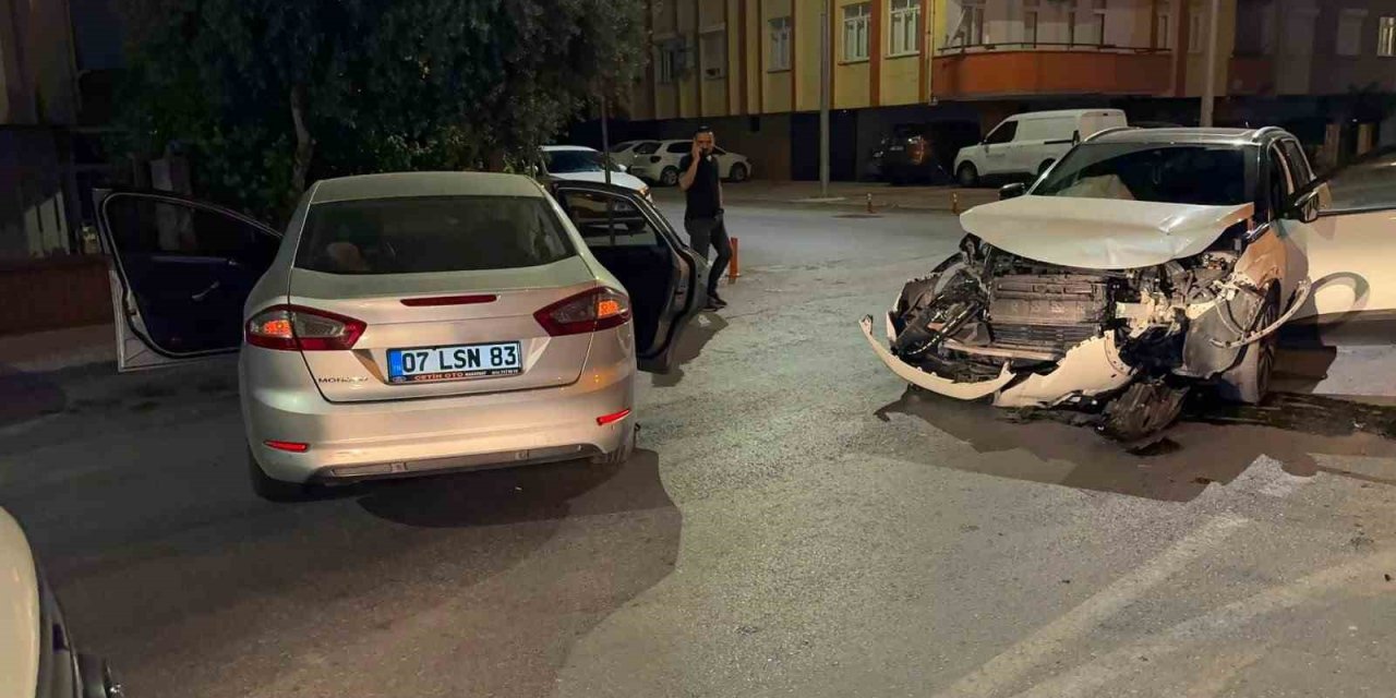 Manavgat’ta Otomobiller Çarpıştı: 4 Yaralı