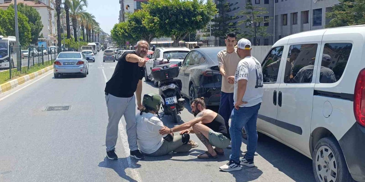 Elektrikli Otomobille Çarpışan Motosikletli Yaralandı
