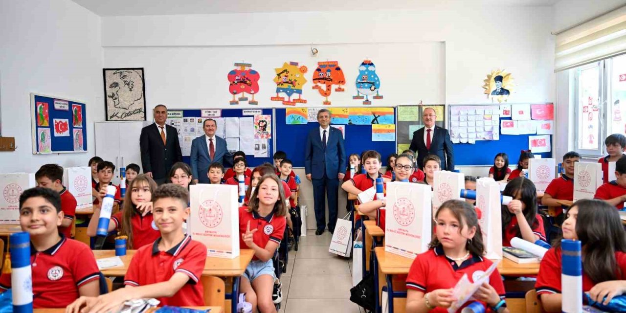 Antalya’da 484 Bin 576 Öğrenci Karne Heyecanı Yaşadı