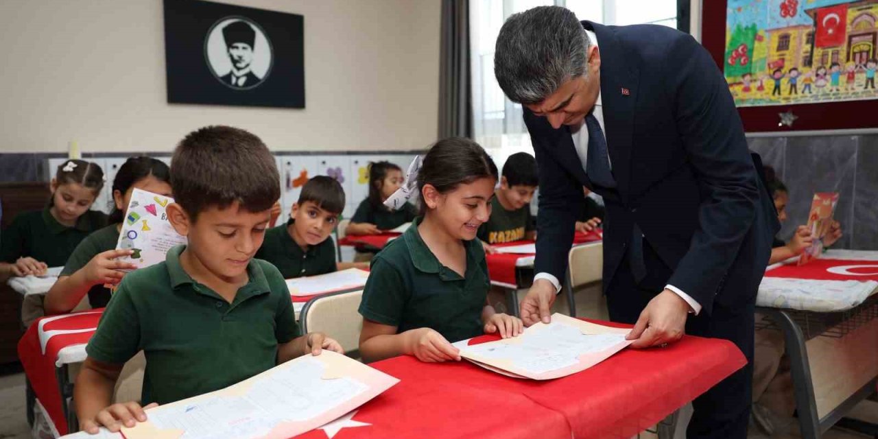 Kaymakam Şener, Öğrencilerin Karne Mutluluğuna Ortak Oldu