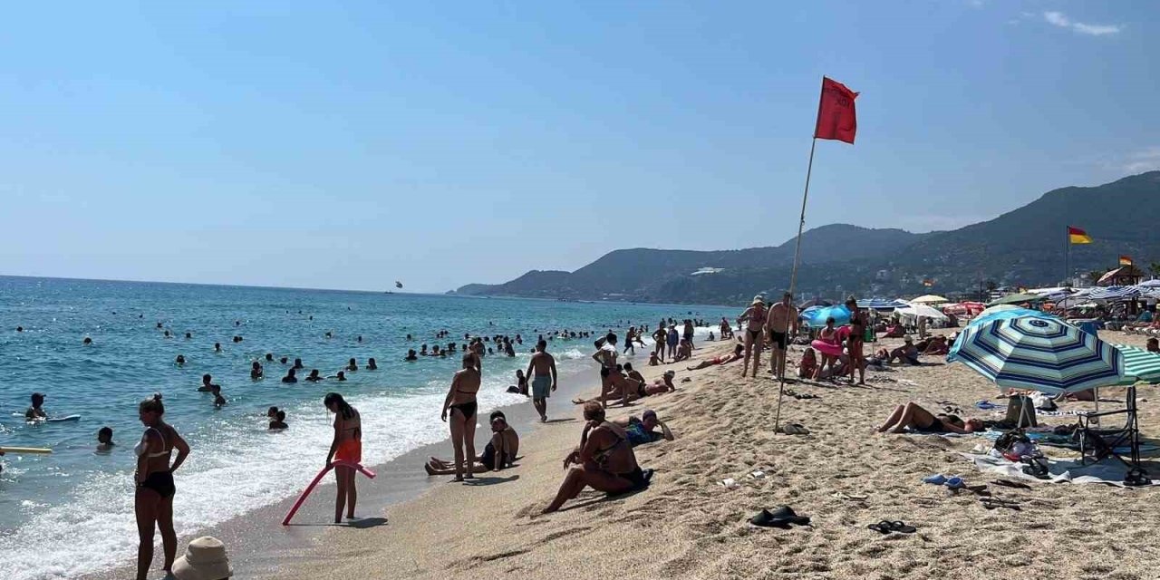 Alanya’da Hava 32, Deniz 26 Dereceyi Gördü, Turistler Sahillere Akın Etti