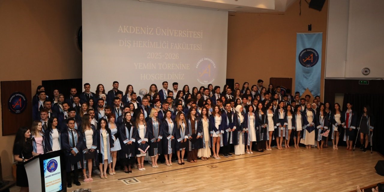 Akdeniz Üniversitesi’nde Diş Hekimleri Mezun Oldu
