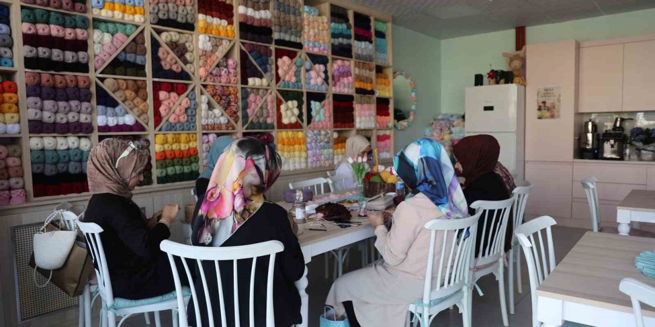 Kalabalıktan Sıkıldılar, Hayallerini Örgü Kafeyle Gerçeğe Dönüştürdüler