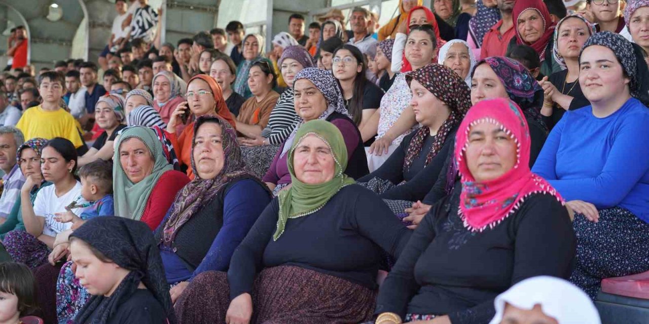 Kadınların İlgi Gösterdiği Futbol Turnuvası Başladı: Tepeler Seyirciyle Doldu
