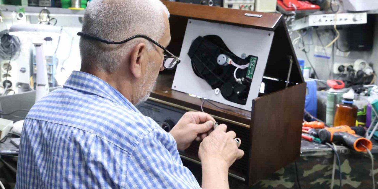 Çöpe Atılmasın Diye 80-100 Yıllık Radyoları Çalışır Hale Getiriyor