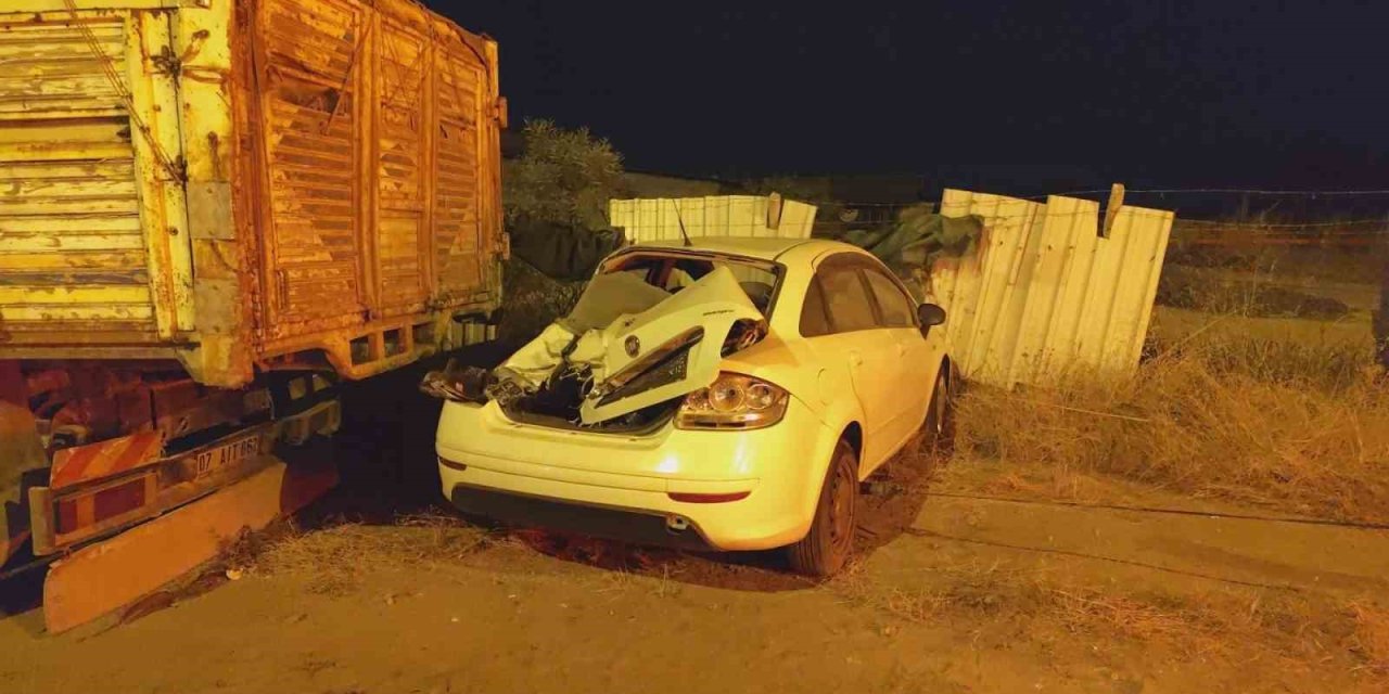 Kamyonla Çarpışan Otomobilin Sürücüsü Yaralandı
