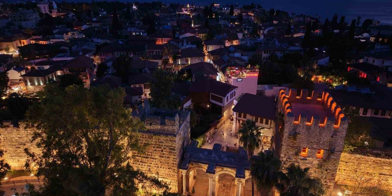 Antalya’nın Tarihi Kapısı Aydınlatıldı