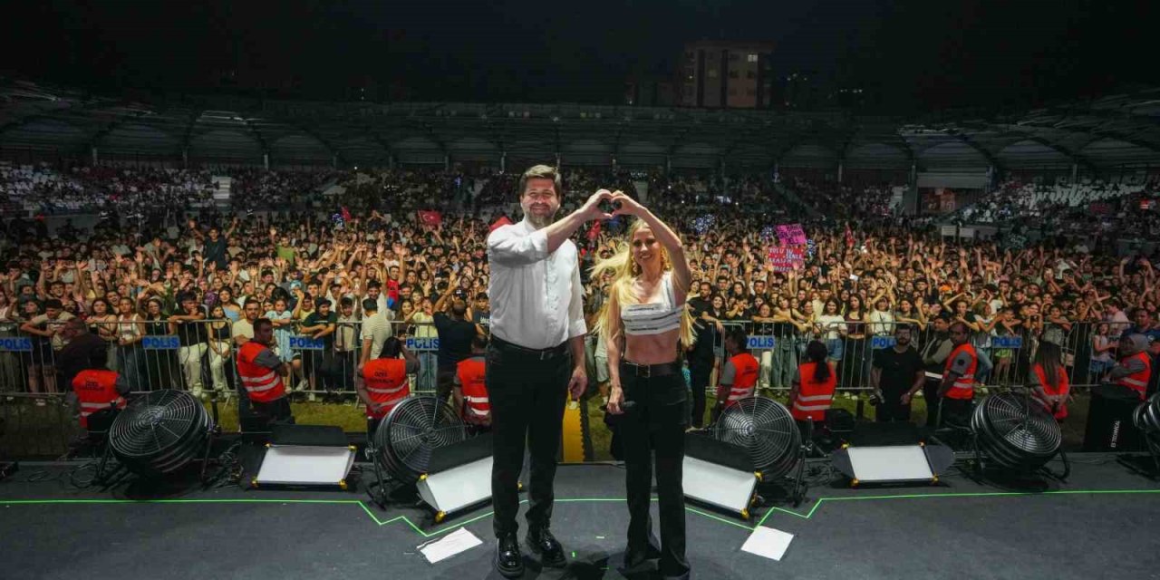 Yks Sonrası Gençler Derya Uluğ Konserinde Buluştu