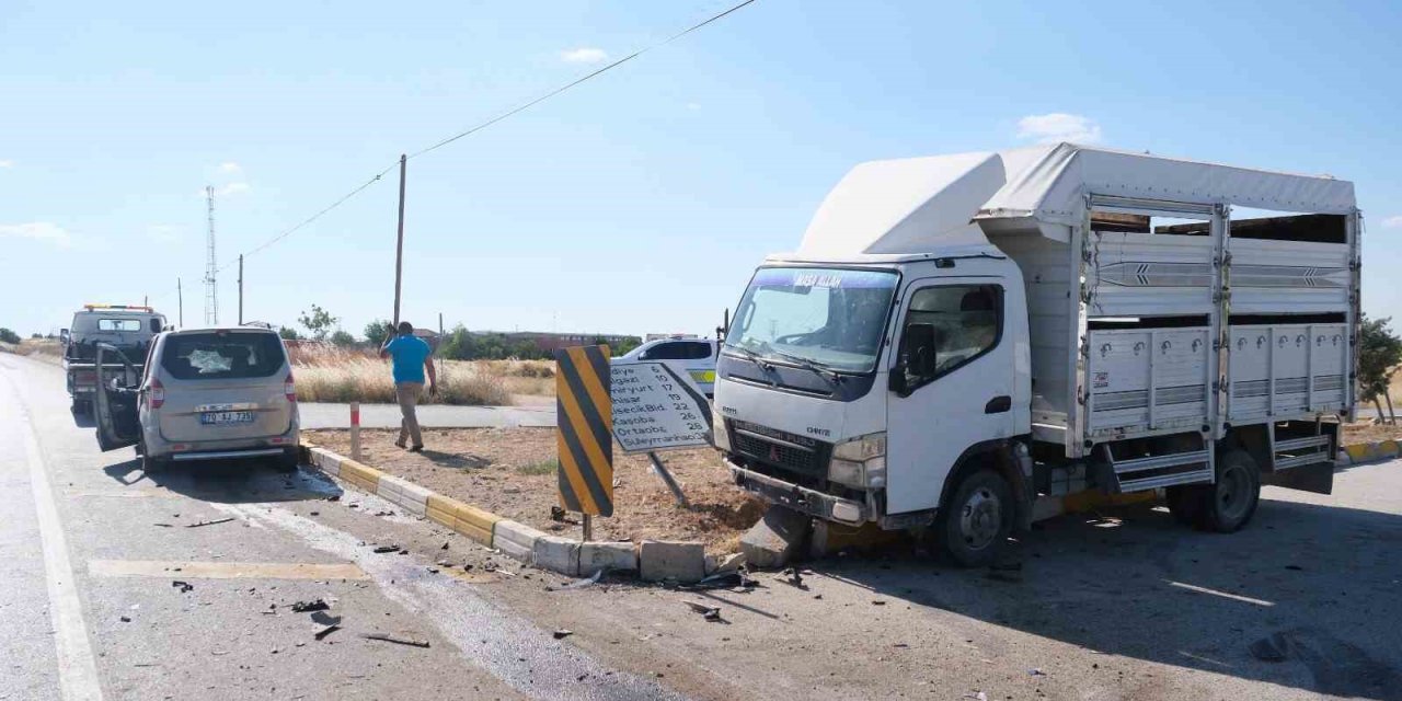 Hafif Ticari Araçla Kamyonet Çarpıştı: 1 Yaralı