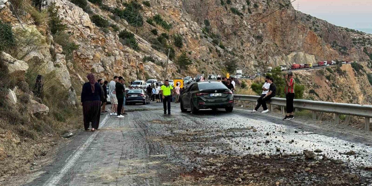 Mersin’de Yola Akan Mazot Zincirleme Kazaya Neden Oldu, 4 Araç Birbirine Girdi