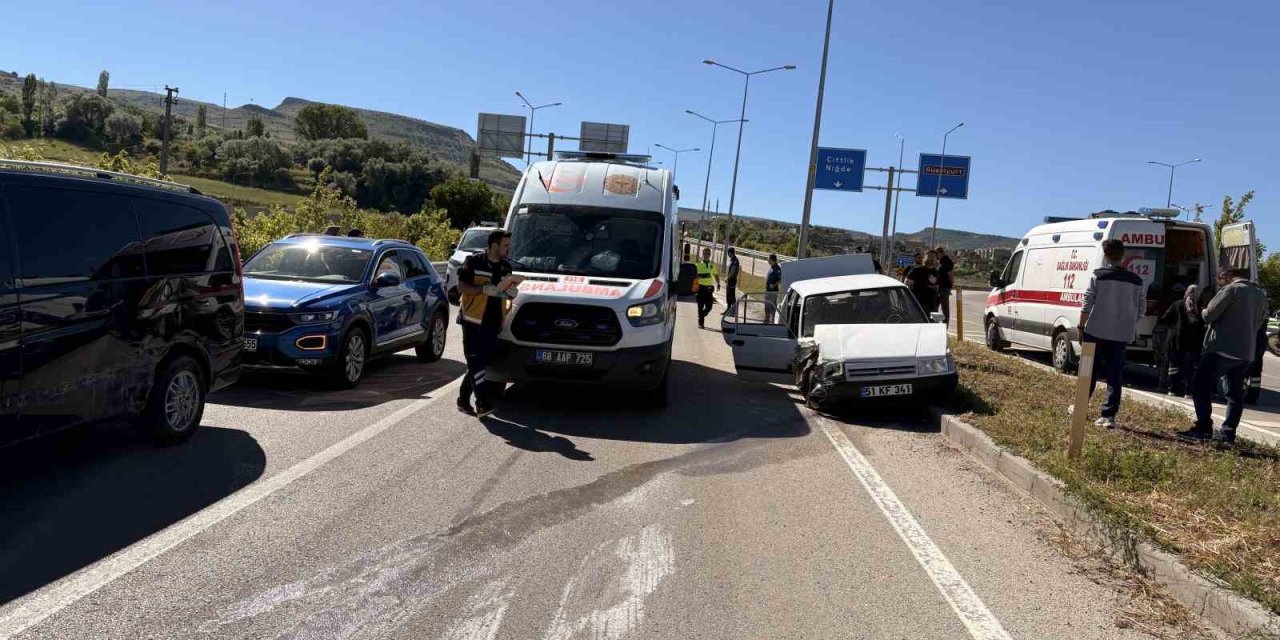 Aksaray’da Otomobil Minibüse Çarptı: 8 Yaralı