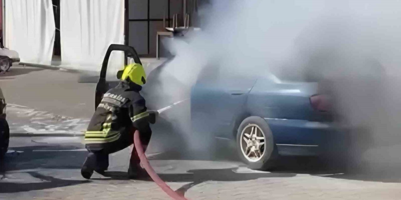 Erdemli’de Otomobil Yangını