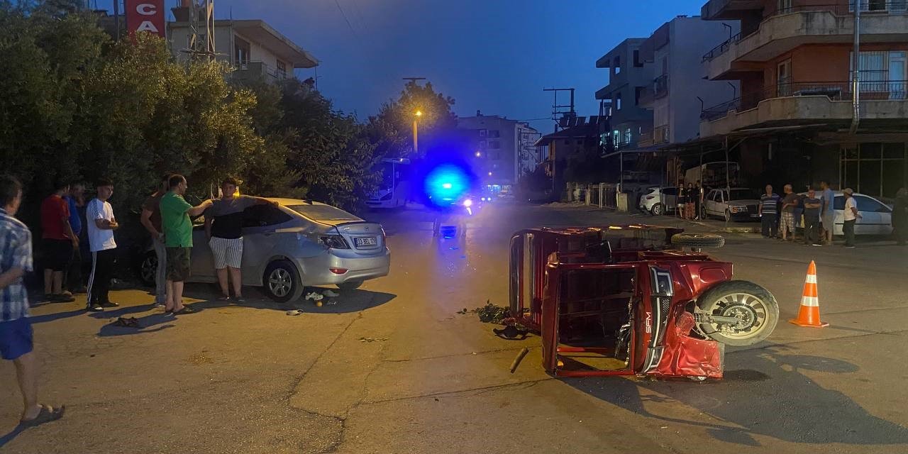 Üç Tekerli Elektrikli Motosiklet Otomobille Çarpıştı: 4 Yaralı