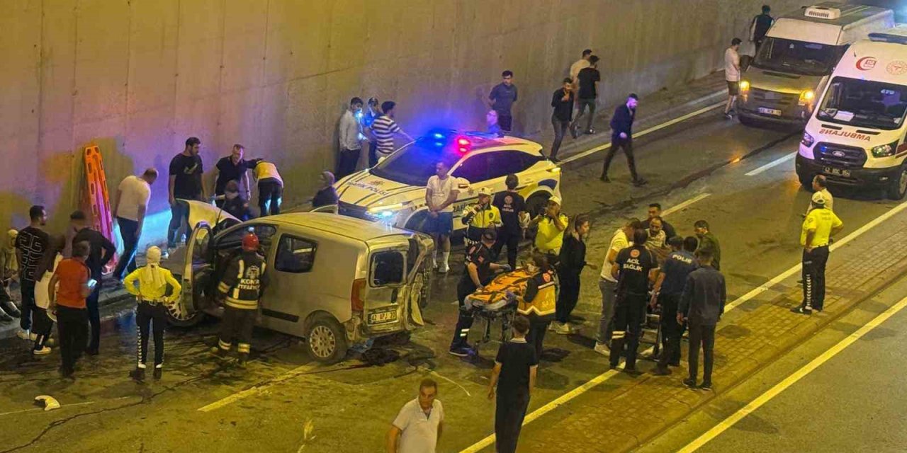 Hafif Ticari Araçla Otomobilin Karıştığı Kazada: 1’i Ağır 7 Kişi Yaralandı