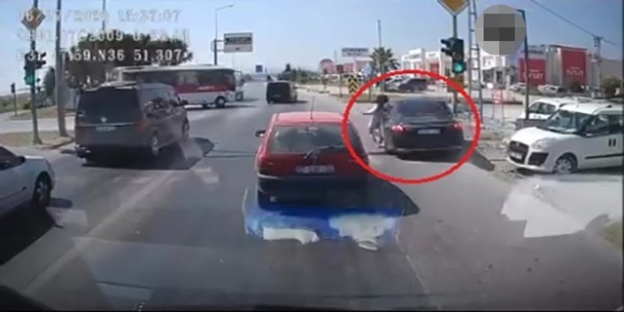 Emniyet Şeridinden Gelip Genç Kıza Çarptı, O Anlar Araç Kamerasında