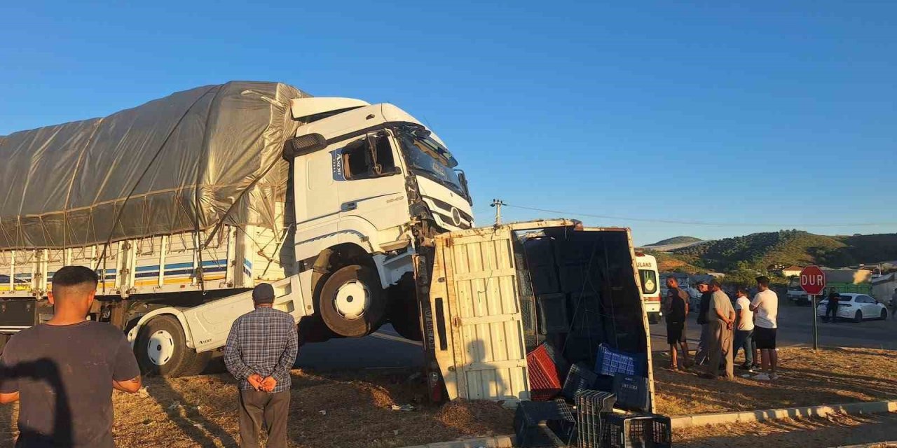 Manavgat’ta Tır İle Kamyonetin Çarpıştığı Kazada 1 Kişi Yaralandı