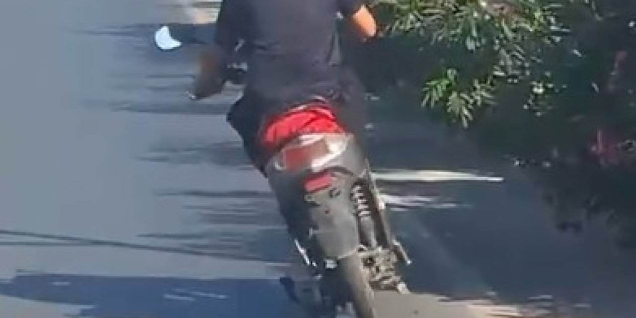 Alanya’da Motosiklet Üzerinde Ayakta İlerleyen Sürücünün Tehlikeli Yolculuğu Kamerada