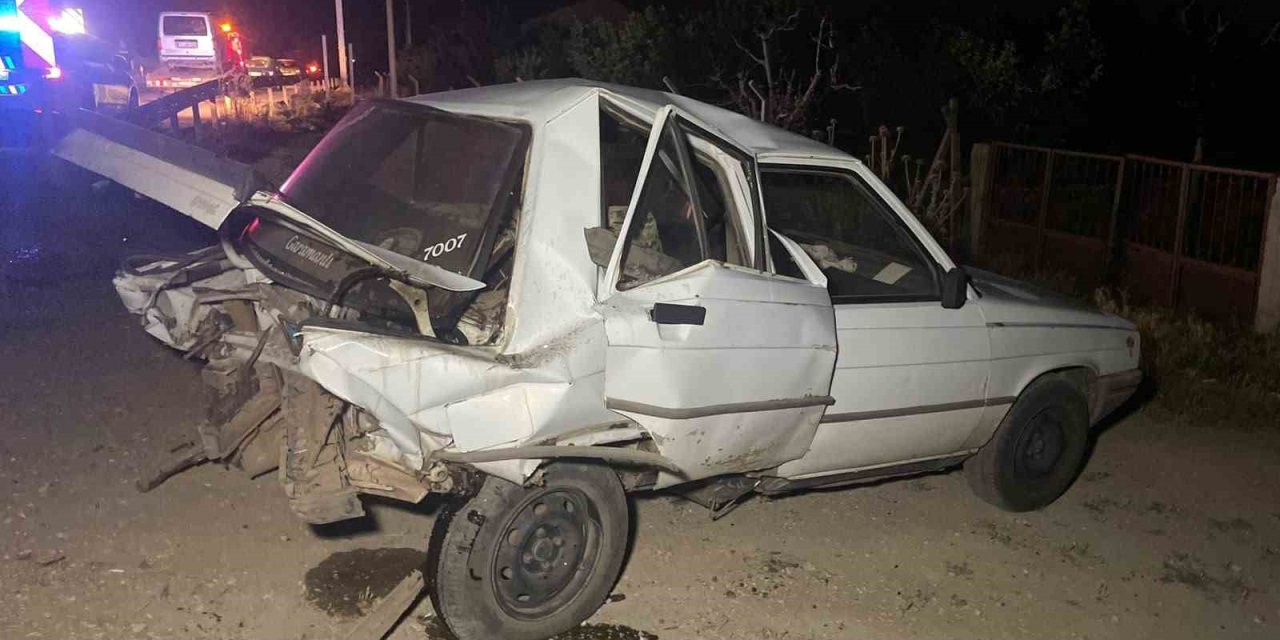 Hafif Ticari Araç, Otomobile Arkadan Çarptı: 2 Yaralı