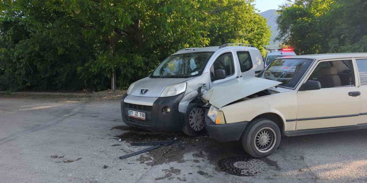 Hafif Ticari Araç Otomobille Çarpıştı: 4 Yaralı