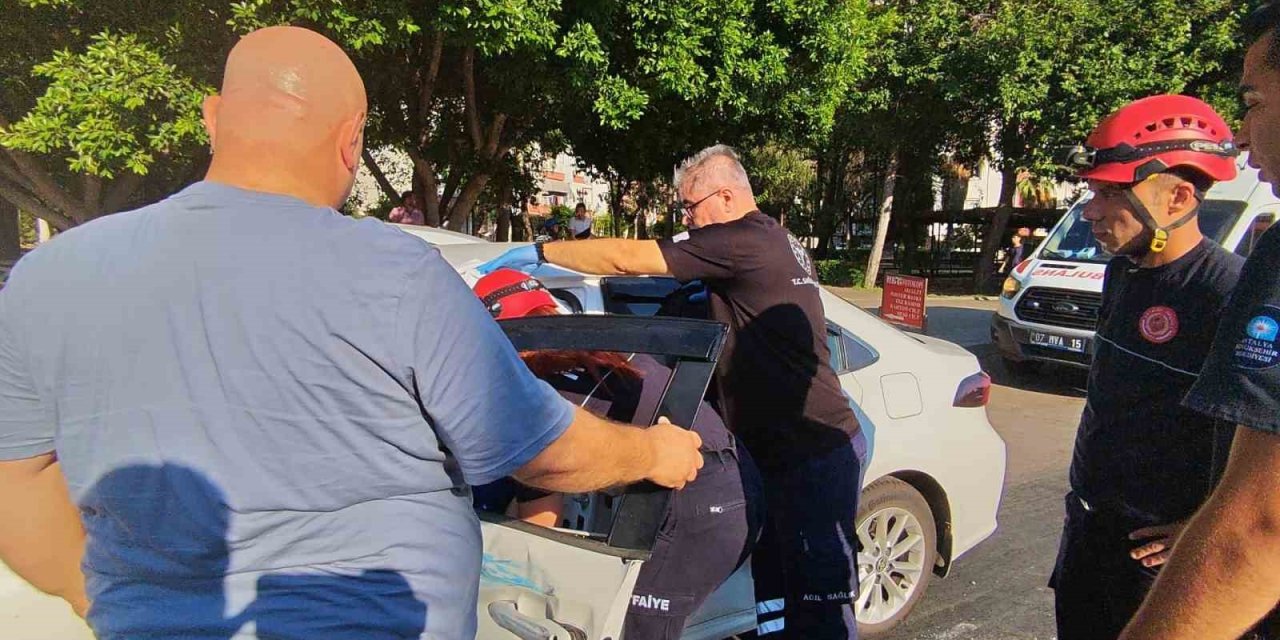 Özel Halk Otobüsü İle İki Otomobilin Karıştığı Kazada Yaralanan Olmadı