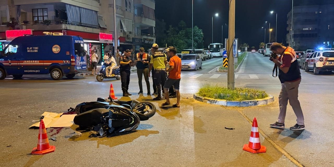 Alanya’da Hafif Ticari Araçla Çarpışan Motosikletli Genç Yaralandı